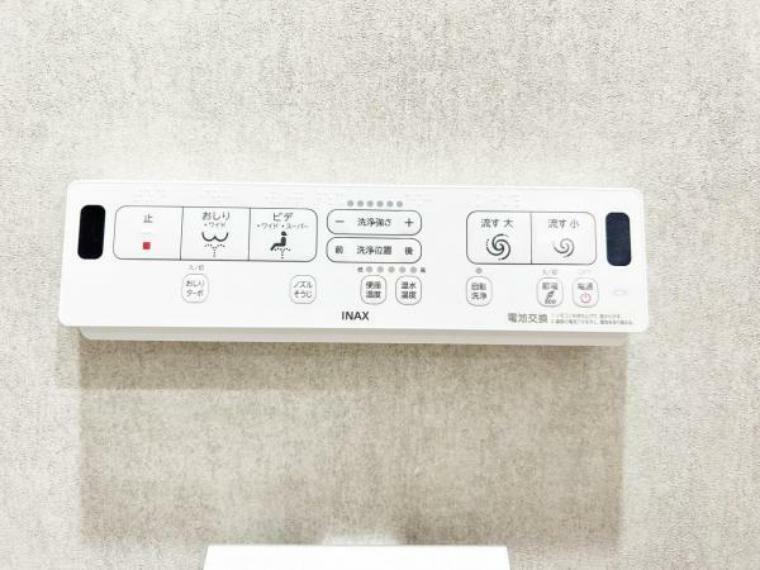 発電・温水設備 トイレはシンプルにホワイトで統一。多機能型の温水洗浄付き