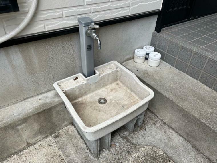 敷地内に散水栓や立水栓があると便利です。水道水を直接利用できるため、水を運ぶ手間を省くことが出来ます。大量の水を必要とする洗車作業や清掃などに役立ちます。その他設備とあわせて、現地でご確認ください。