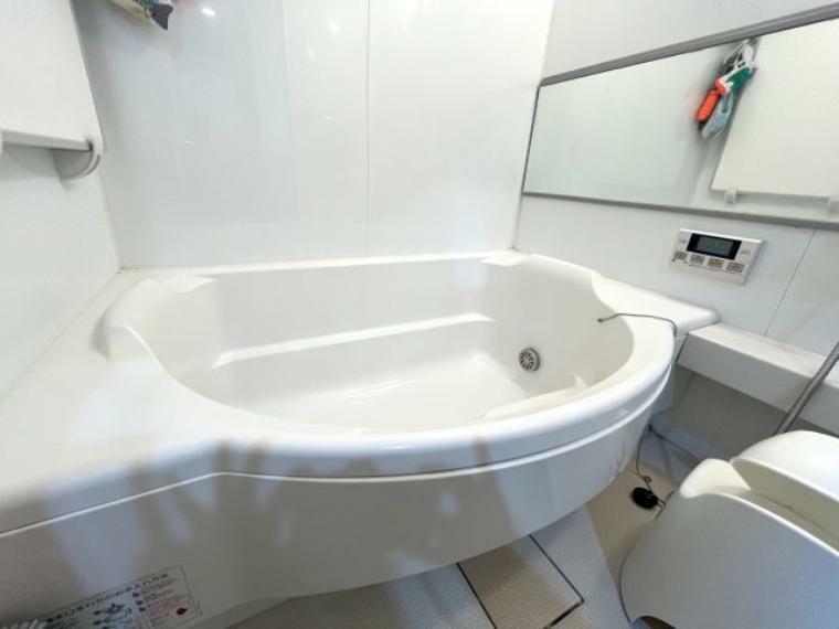 浴室 1418サイズの円形バスタブ。ゆったりとご入浴頂けます。