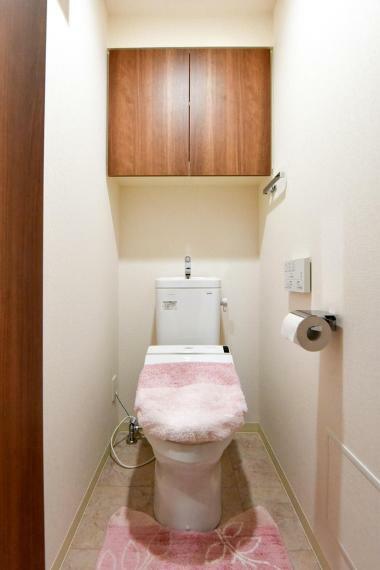 トイレ 清潔感溢れる温水洗浄便座付きのトイレです。上部に棚があり、トイレ用品がスッキリ片付きます。
