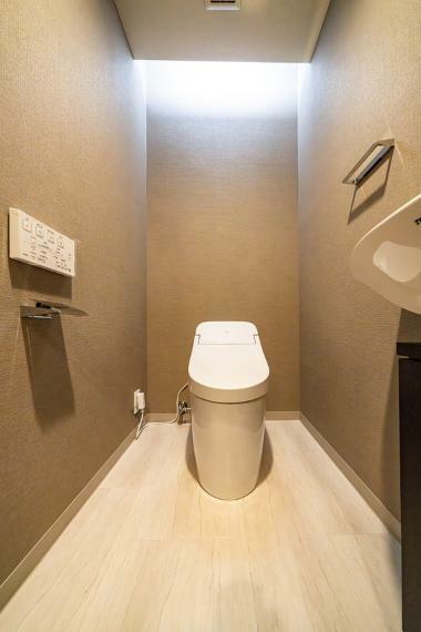 トイレ 省スペースでデザイン性の高いタンクレストイレです。手洗い器付きで清潔感を保てます。