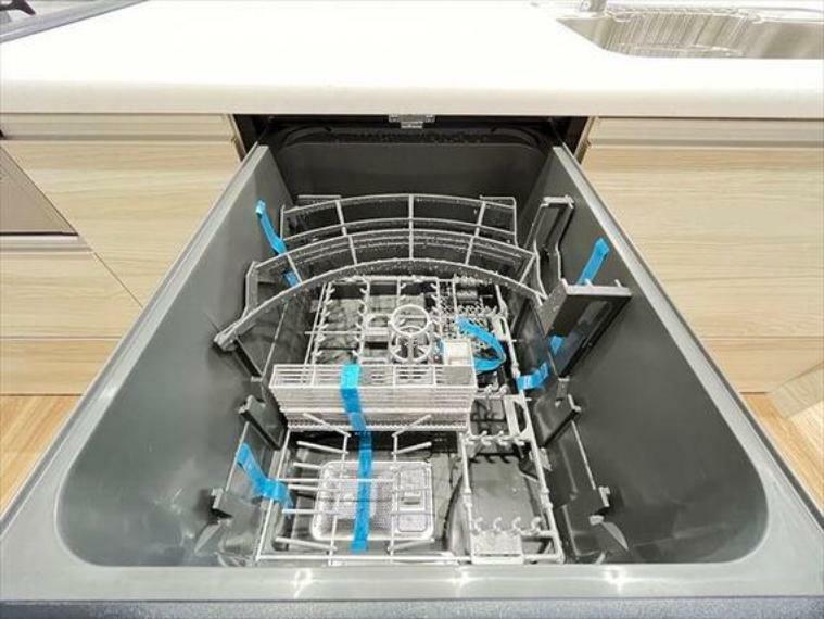 後片づけもラクラクな食器洗浄乾燥機付きです。水道代も節約になります。