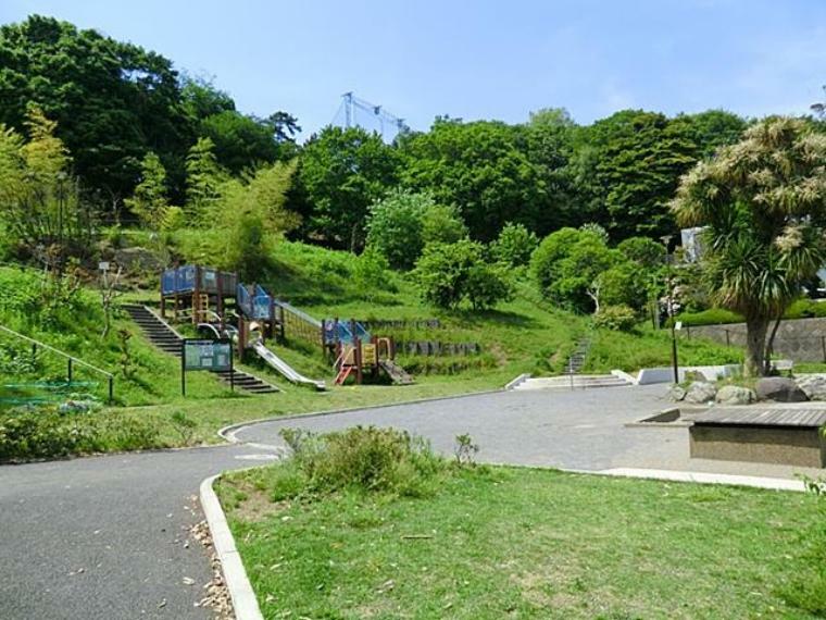 公園 西寺尾の丘公園（小さい子どもから大きい子どもまで遊べるアスレチックと砂場、スプリング遊具などがあります。）