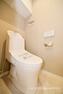 トイレ スッキリとしたデザインの温水洗浄便座付きトイレ。