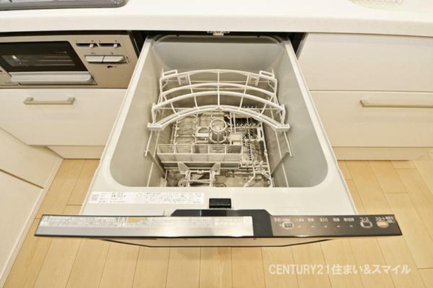キッチン 後片付けがラクになる食洗機付き。手洗いでは落ちない汚れも、高温・高圧でスッキリ。また、節電、節水の効果もあります。