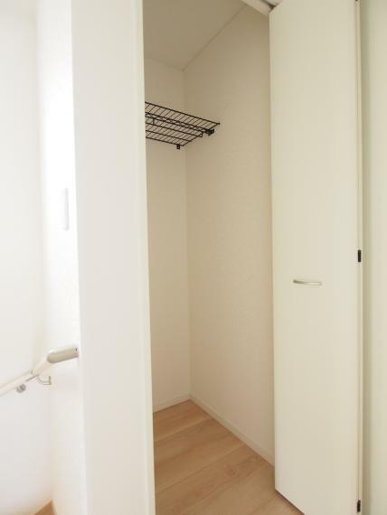 収納 2階廊下収納。普段使わない季節物や季節家具などの収納に最適です。