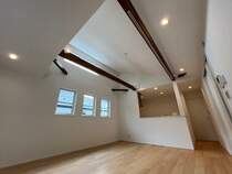 勾配天井がリビングに光と開放感をもたらします！フローリングの優しい色合いも癒されます。