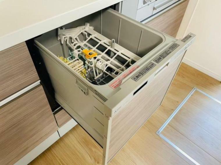 キッチン 食洗機付きシステムキッチン。嬉しい吊戸棚収納付きです。
