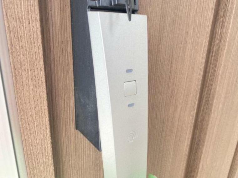 防犯設備 ボタンを押して鍵をかざして施解錠！スマート玄関ドア採用