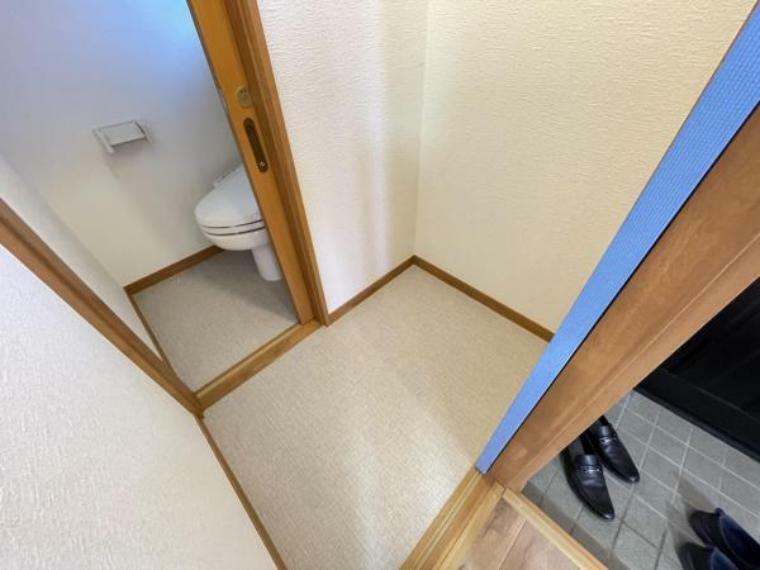 トイレを玄関に設置、出掛ける前や帰宅後に用を足しやすい。
