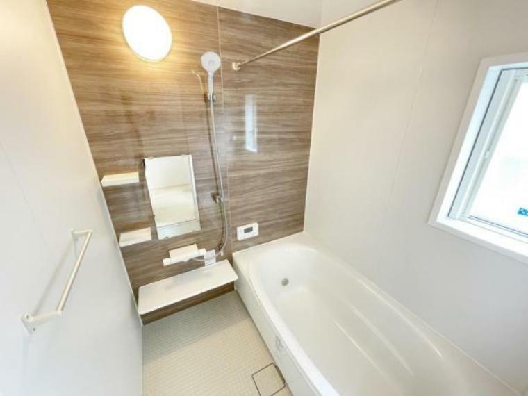 浴室 （浴室）ユニットバスはお子様と一緒に入れるようなゆったりお風呂。浴室乾燥機付きなので、冬の時期に助かる入浴前の予備暖房としても効果〇