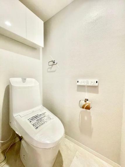 トイレ 操作はスイッチパネルのスマート＆お掃除ラクラクなお手洗い。