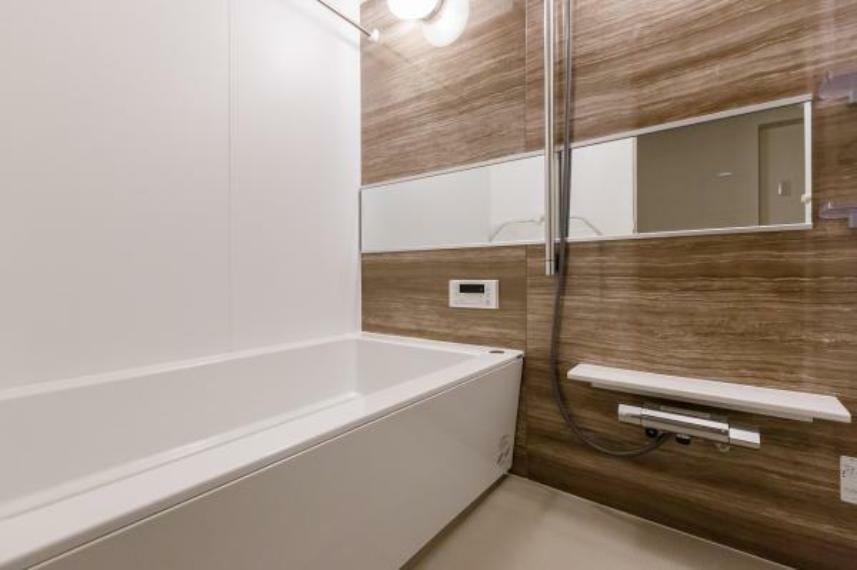 浴室 暖房換気乾燥機付きのシックな色合いの浴室