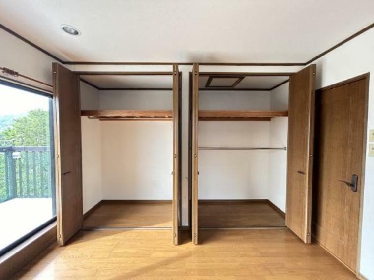 【リフォーム中＿2階洋室8帖】クローゼットにはハンガーパイプと枕棚がついており、収納しやすいですよ。