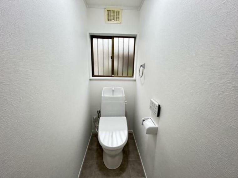 トイレ 【リフォーム済】1階のトイレ。ジャニスジャニス製新品の便器・便座に交換済です。もちろん温水洗浄付き便座ですので、季節を問わず快適です。床・天井・壁クロス張り替え済。