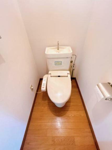 トイレ 水栓トイレです。ピカピカにハウスクリーニングし、気持ちよくご使用いただけます。