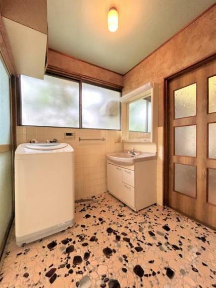 洗面化粧台 【リフォーム中】洗面脱衣所は壁・天井のクロス張替え、床はクッションフロア張りで仕上げます。清潔感溢れる空間に生まれ変わります。