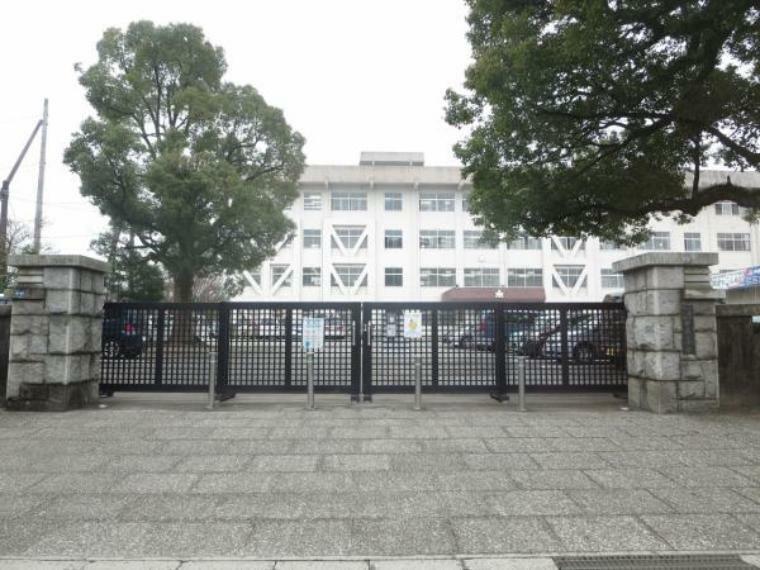 小学校 【小学校】新居浜市立中萩小学校まで約1200m（徒歩15分）です。毎日元気に歩いて足腰を鍛えられますね。