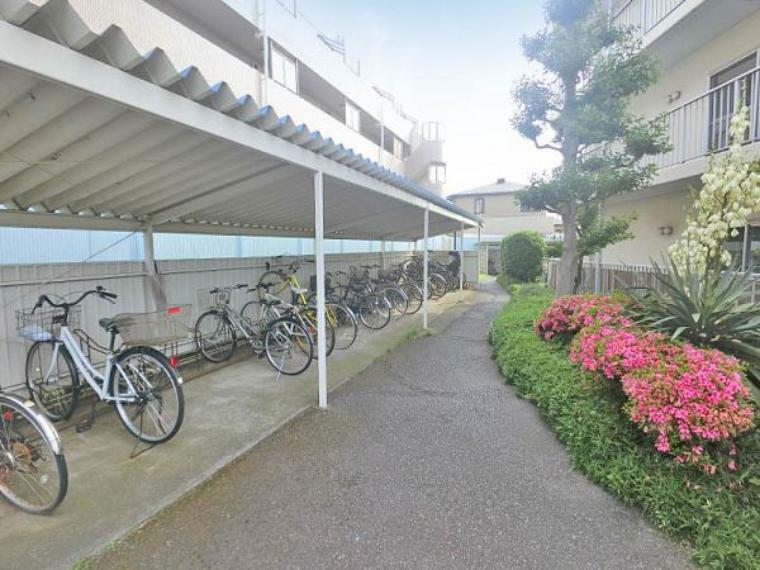 駐輪場 駐輪場は屋根付きなので雨から自転車を守ります