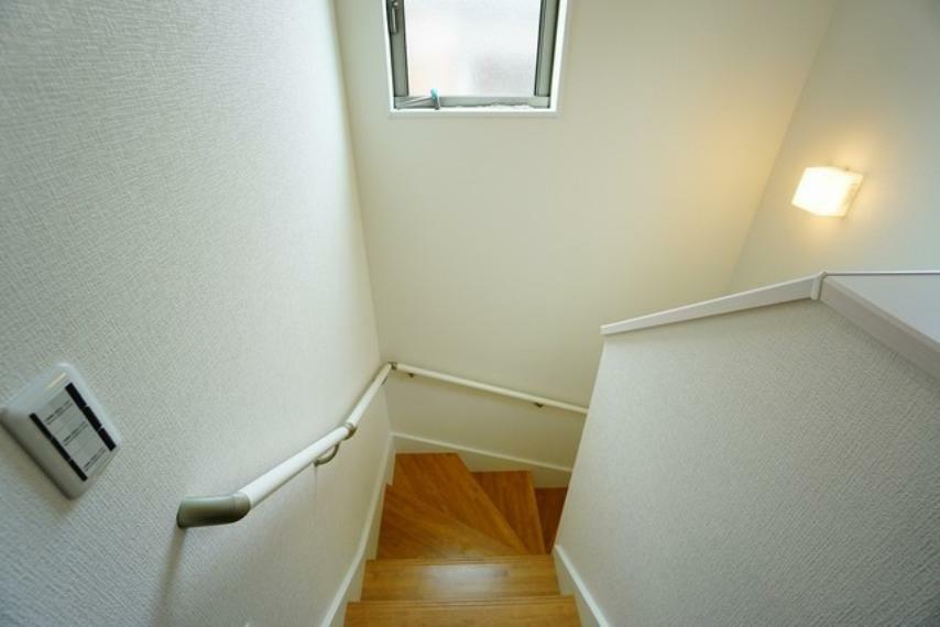 同仕様写真（内観） 同仕様写真。階段は段数を通常より1段多く段差を低く設定し、 より安全な階段を追求しました。
