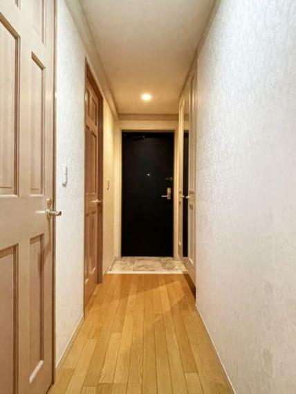各部屋へ繋がる廊下は横幅がゆったりとしており圧迫感のないゆとりある仕様となっております。