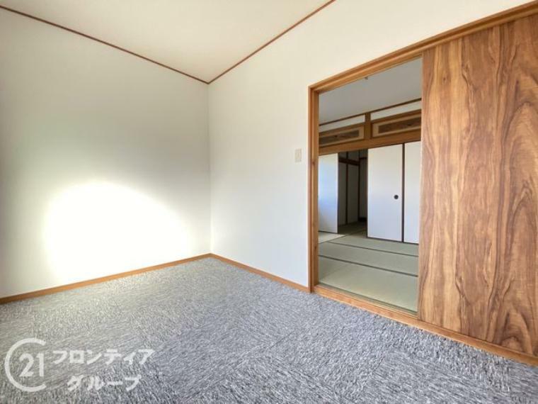 居間・リビング 和室とつながっており、和室を開けると開放的な空間になります。