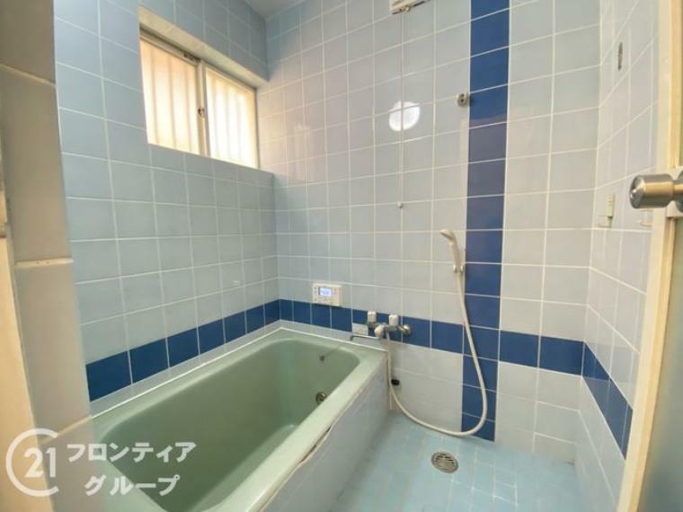 浴室 ゆったりサイズのシャワー付きバスルームです。窓があるのでこまめに湿気を換気ができます。