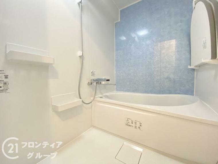 清潔感のある白＆青のデザインです。綺麗なバスルームでリラックスできますね。