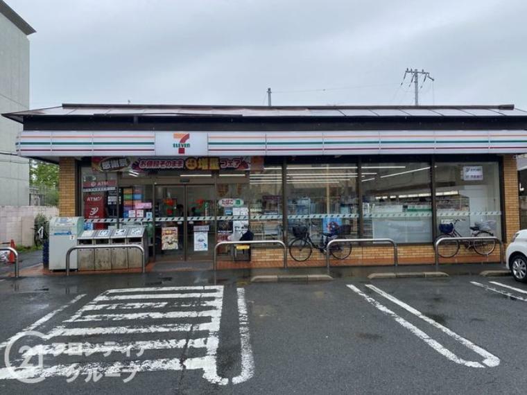コンビニ セブンイレブン京阪鳥羽街道駅前店 徒歩7分。
