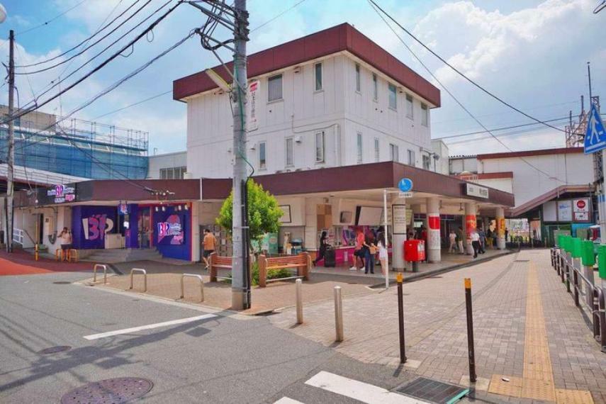 明大前駅（京王線） 徒歩8分。こちら明大前駅は京王線と井の頭線のどちらも利用できますので、新宿・渋谷のどちらにも1本で出られてとても便利です。学生さんが多い印象がありますが、落ち着いた住宅地もたくさ…