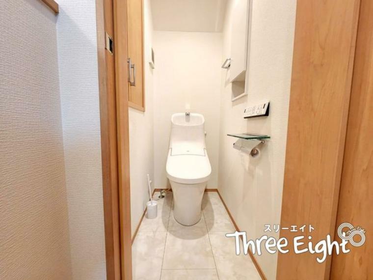 トイレ シャワー付きトイレは2階と3階の2か所にあります。トイレ内に収納スペースがあるのは便利ですよね