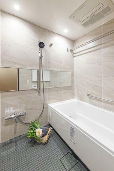 浴室 ゆったりとおくつろぎいただけるバスルームです。光沢と流れ目が美しい大理石調パネルが、より高級感を醸し出すリラクゼーション空間です。
