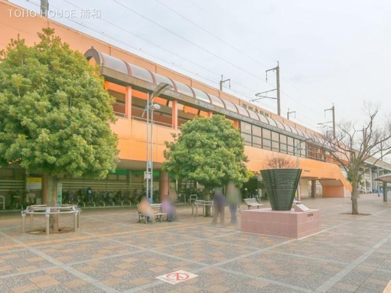 埼京線「戸田公園」駅（戸田市を代表する駅。快速、各駅停車の埼京線がとまります。戸田市全体が東京のベッドタウンになっており、都心への通勤、通学、そしてショッピングにとても便利。）
