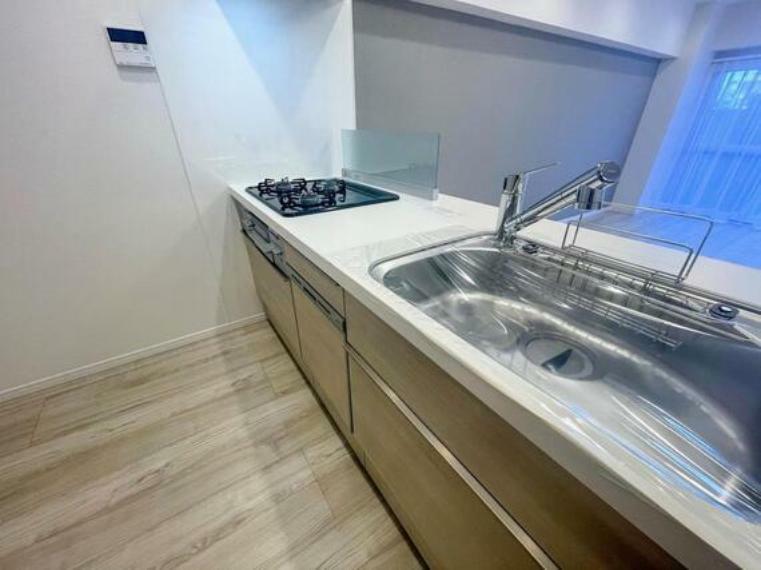 キッチン 家事の時短を叶える食器洗乾燥機、手軽に綺麗な水を使える浄水器が備えられた機能的なキッチンです。