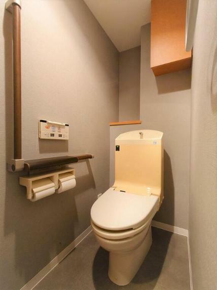 トイレ トイレは快適にお使いいただける温水洗浄便座付き。2ヶ所に備えられています。