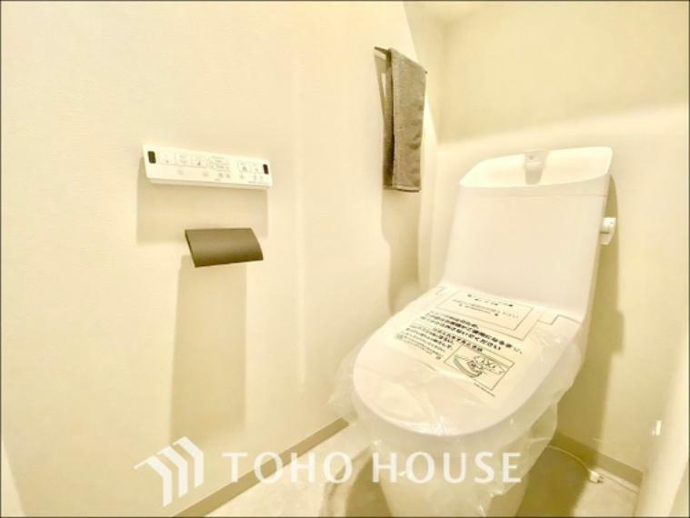 トイレ 【トイレ】トイレも全て新品に交換されており、清々しく新生活を始めることができます。白基調の清潔感のある空間に生まれ変わりました。