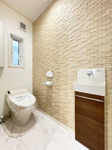 トイレ 換気用小窓があり、明るく清潔な空間です。