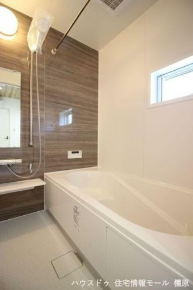 浴室 半身浴もゆっくり楽しめる1坪の広々浴室。ベンチタイプの浴槽はお湯が少なく済むため、節水・省エネにもつながります。