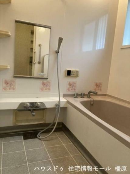 浴室 足を伸ばしておくつろぎ頂ける1坪サイズ。ボタン一つでお湯はりや追い焚きの操作ができるオートバス機能付きです。