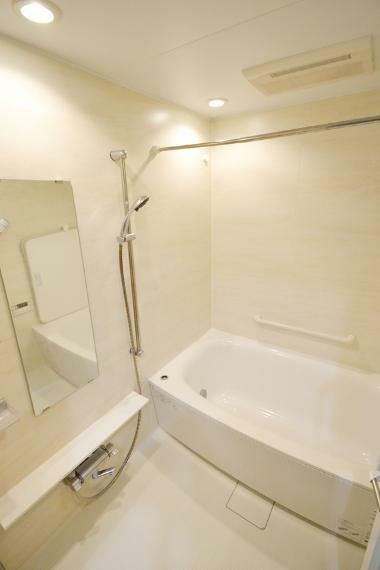 浴室 【バスルーム】ホワイトで統一された広がりを感じさせる浴室。
