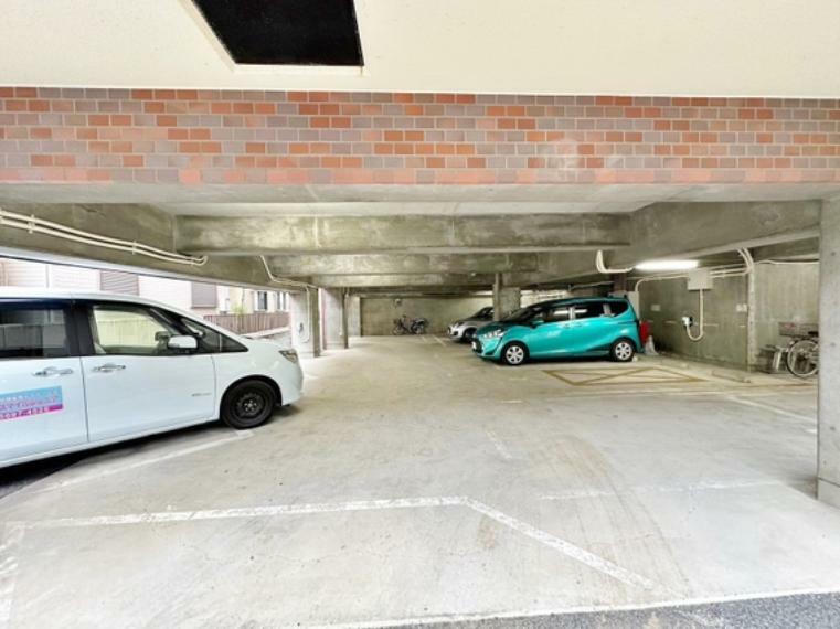 敷地内にある駐車スペースです。空き状況は、お気軽にお問合せください。