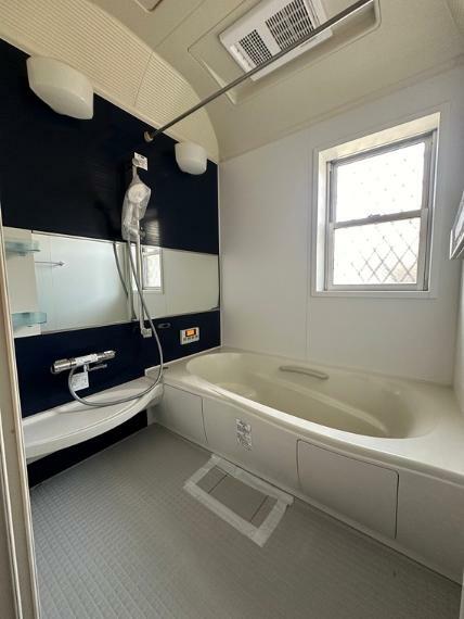 浴室 足を伸ばしてリラックスできるバスルームは窓付きで換気も安心。シャワー水栓は新品交換済みです。