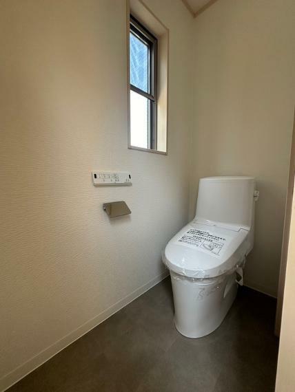 トイレ トイレ2ヶ所の温水洗浄便座と便器は新品交換されています。窓があるため定期的な換気も可能です。