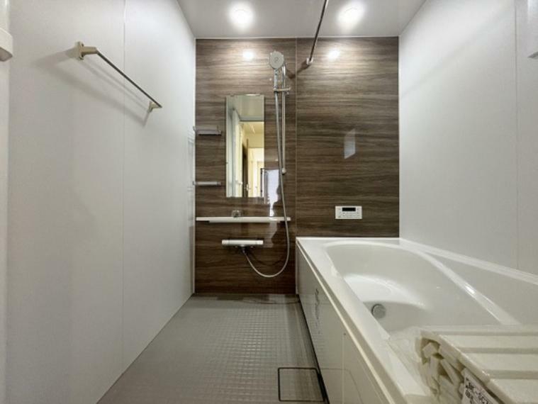 浴室 アクセントパネルを採用し、一日の疲れを癒す事のできる1坪タイプの広々とした浴室換気乾燥暖房付ユニットバスです。