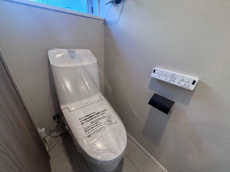 トイレ 白を基調とした清潔感の高いお手洗い。