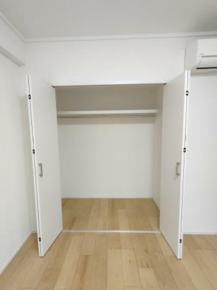 収納 ・洋室約6帖収納 　壁紙と揃え、クローゼットも白で統一されており、空間を広く感じられます。