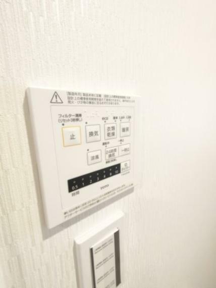 冷暖房・空調設備 ・浴室換気乾燥暖房機 雨天の洗濯物の乾燥や冬場の暖房、浴室内の換気など、様々な用途に使うことができます。