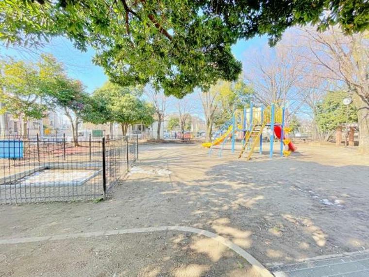 上新井西公園 小学校横の公園。<BR/>お子様がのびのびと遊びまわれます。