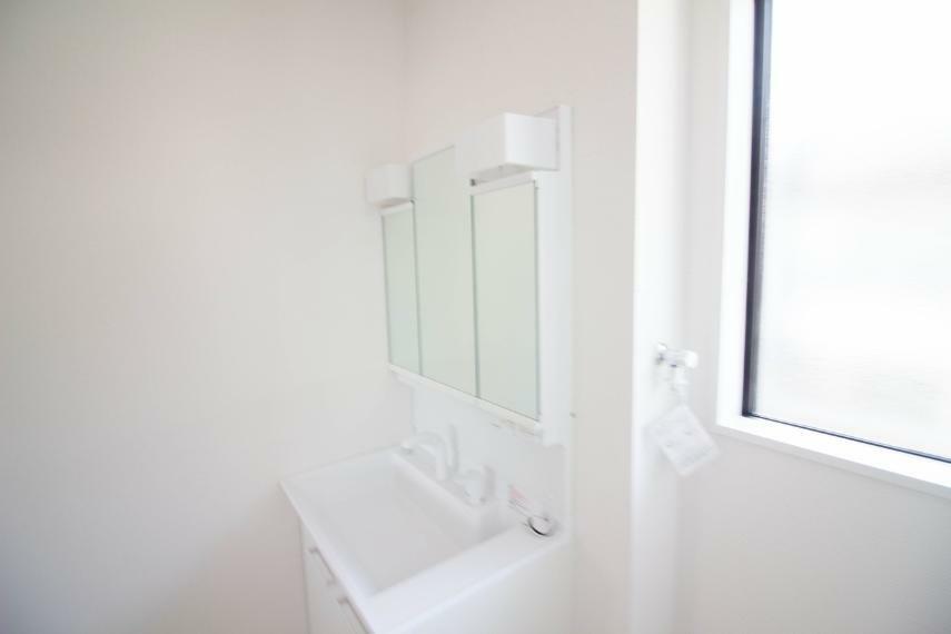 洗面化粧台 洗面室は窓の光が差し込み明るく清潔感があります。三面鏡は朝の支度が大助かり。