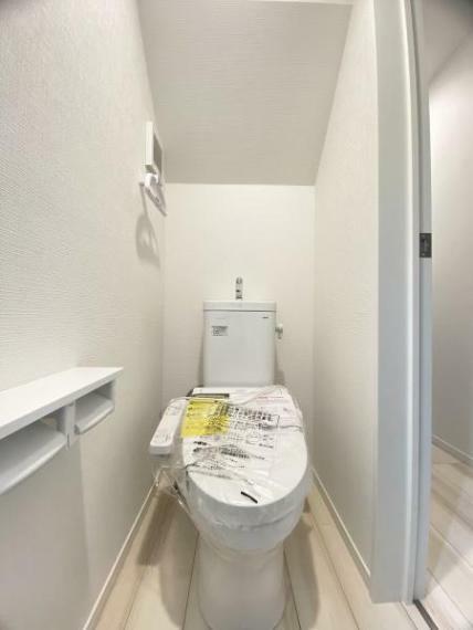 トイレ 1階・2階にそれぞれ設けられたトイレは温水洗浄便座です。便利な収納（ニッチ）付きです。